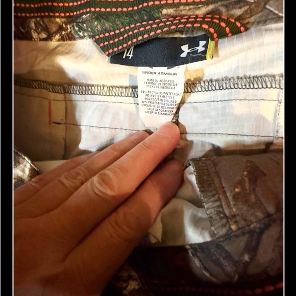Women's Under Armour Real Tree camo cargo pants, size 14 - Picture 4 of 4